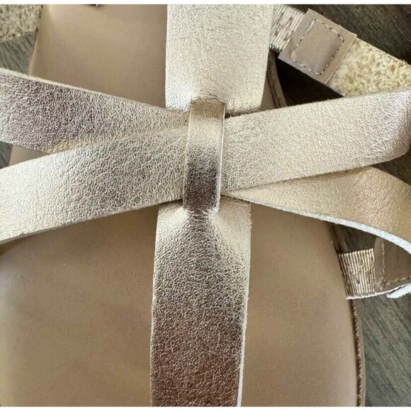 Torrid T-Strap Gladiator Buckle Summer Sandal Rose Gold Size 6.5 WW NEW - Picture 3 of 9